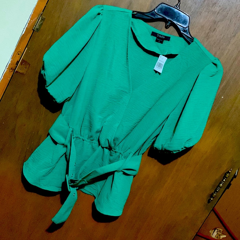 Green blouse, very elegant v neck.